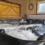 Espace bien &ecirc;tre avec Spa dans une d&eacute;pendance couverte &eacute;quip&eacute;e d'une douche