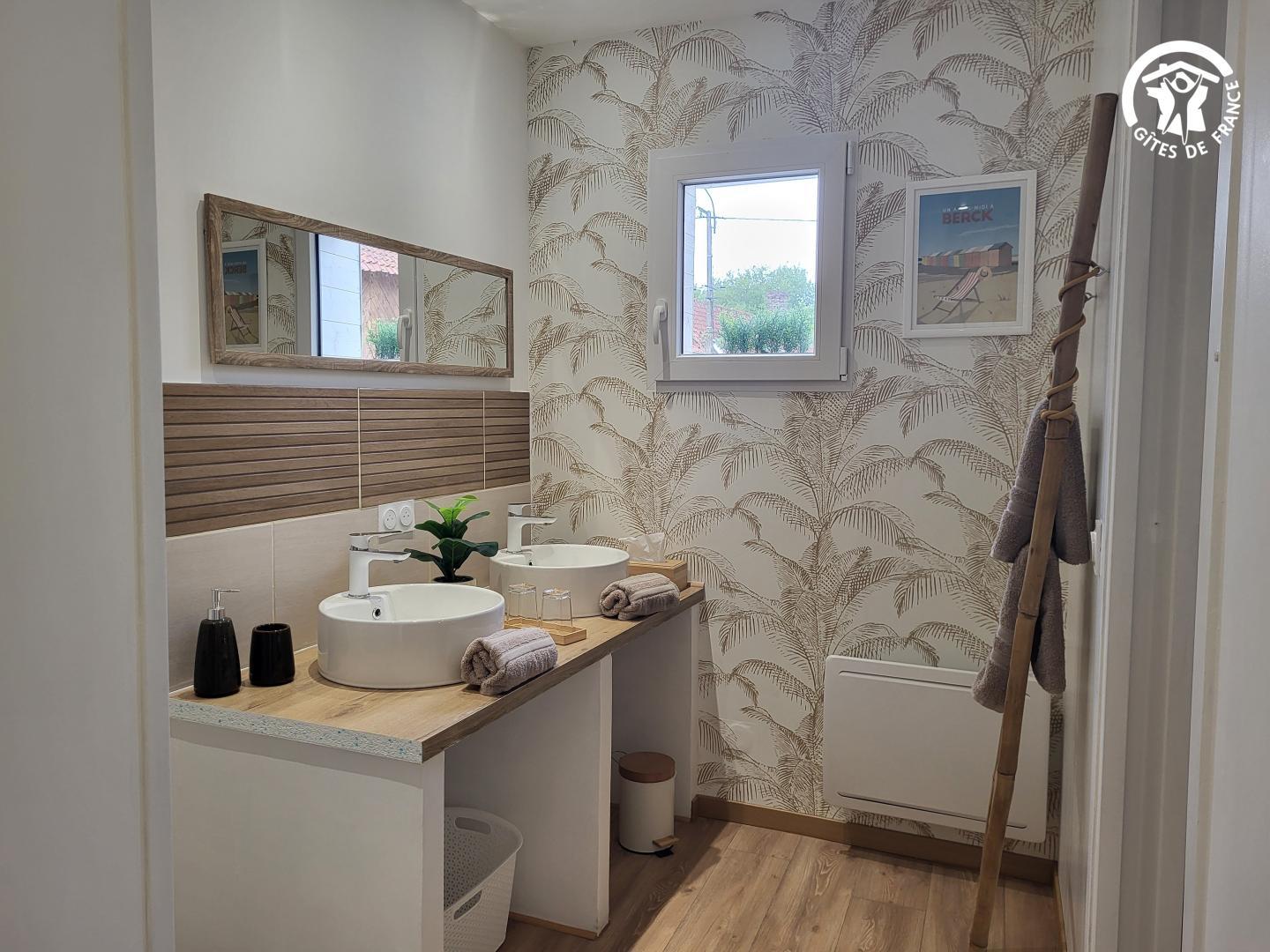 Salle d'eau de la 1ère chambre avec double vasque, douche italienne, et WC photo 31