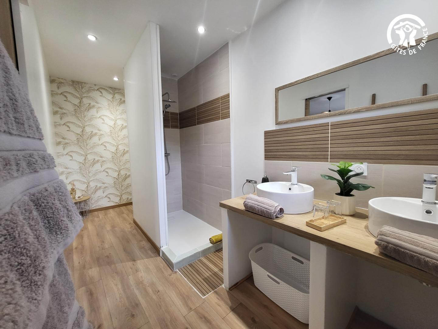 Salle d'eau de la 1ère chambre avec double vasque, douche italienne, et WC photo 11