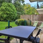Terrasse avec salon de jardin et transats