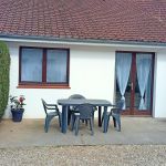 Façade du gîte avec le coin terrasse équipé d'un salon de jardin et d'un barbecue Façade du gîte avec le coin terrasse équipé d'un salon de jardin et d'un barbecue