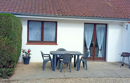 G&icirc;te n&deg;G622608 L&eacute;pine - Pas-de-Calais - Fa&ccedil;ade du g&icirc;te avec le coin terrasse &eacute;quip&eacute; d'un salon de jardin et d'un barbecue