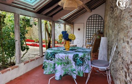 G&icirc;te n&deg;G622509 Montreuil-sur-Mer - Pas-de-Calais - Terrasse couverte dans la cour arri&egrave;re &eacute;quip&eacute;e d'un salon de jardon, d'un salon de d&eacute;tente et d'un barbecue &eacute;lectrique