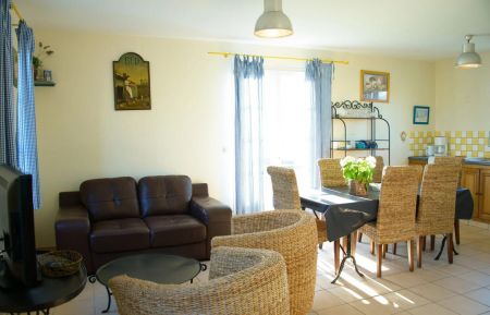 G&icirc;te n&deg;G7488 Offekerque - Pas-de-Calais - Pi&egrave;ce de vie avec salon, coin s&eacute;jour et cuisine ouverte